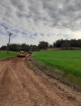 Secretaria de Obras realiza trabalhos de recuperação de estradas