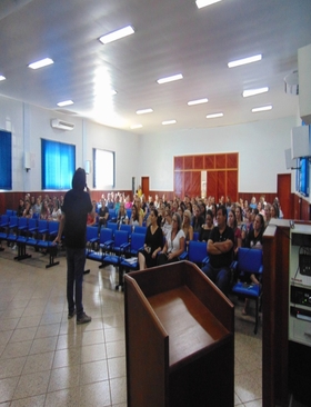 Professores participam de palestra 