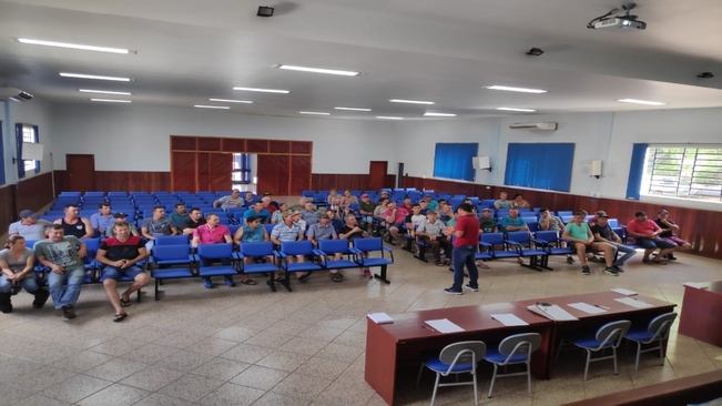 Produtores de uva e laranja participam de reunião