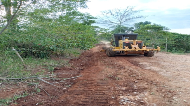 Secretaria de Obras realiza trabalho de melhoramento nas estradas do interior