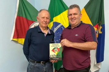 Professor alpestrense lança livro sobre a história do município